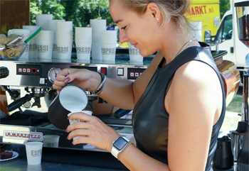 Barista Nadia van Espressi bij mobiele koffiekar